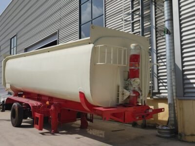 Semirremolque cisterna de petróleo crudo de tres ejes
