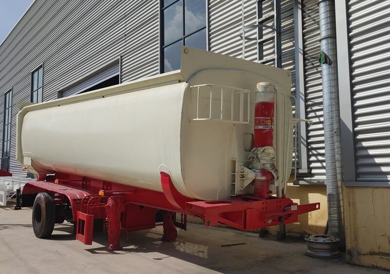 Semirreboque tanque de petróleo bruto de três eixos