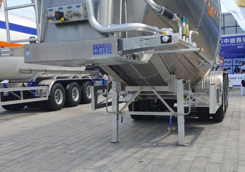 Tri Axle Crude Oil Tanker Trailer - 5